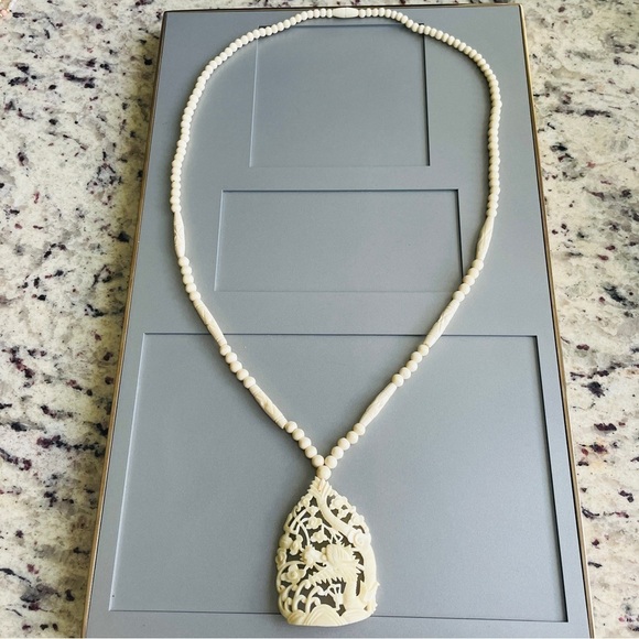 VINTAGE 1950’S CARVED CELLULOID BONE BEAD NECKLACE WITH OPEN CUT DRAGON … - Picture 4 of 7